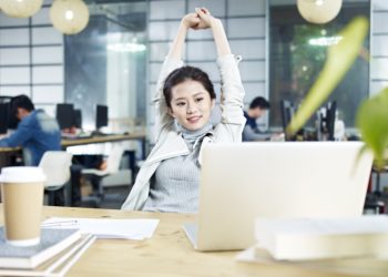 在辦公室也能輕鬆瘦，OL小資必學的椅子伸展術！