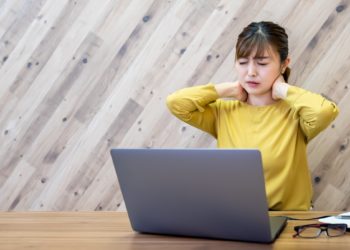 【上班族必學】脖子後方長了一坨富貴包？中醫師教你3招有效復健舒緩！