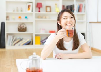 身體濕氣重喝什麼茶？中醫推薦5款去濕茶飲，有效排濕、養脾又消水腫