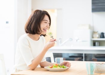 水分攝取不足反更而容易加重水腫的狀況，掌握「低鹽＋高鉀＋充足飲水」的黃金原則，搭配適量運動及日常活動，逆轉水腫體質！