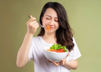 腳水腫吃什麼才好？這4類消水腫食物有效排水，搭配去濕茶效果更佳！