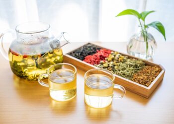 除了幫助降火氣，菊花茶還有哪些功效呢？哪些人又該特別注意呢？