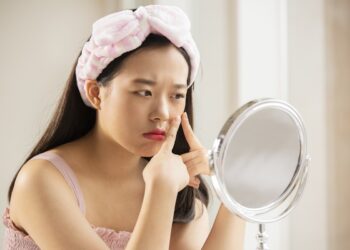 臉上長痘痘，是很多人的困擾。究竟是哪些原因造成臉上狂冒痘痘？原來最根本的問題竟然是腸胃消化出了問題。