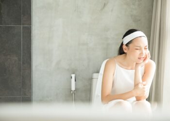 便祕，是許多人日常生活最頭痛的煩惱，在馬桶上不管多用力，也無法將「便便」擠出洞口。本篇文章釐清，便秘如何發生的？又該如何預防？