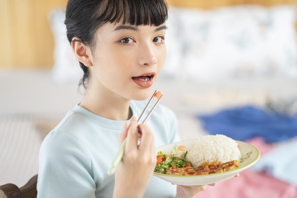 減重三原則：在自助餐或便當店選擇食物類型時，記得掌握澱粉、蛋白質、蔬菜等三大重點，達到健康飲食！