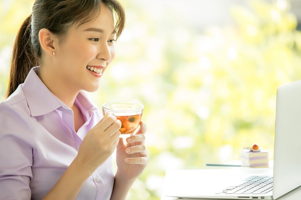 多喝水、飲用漢方茶調理身體,對於降火氣及口氣芬芳也有很好效果。