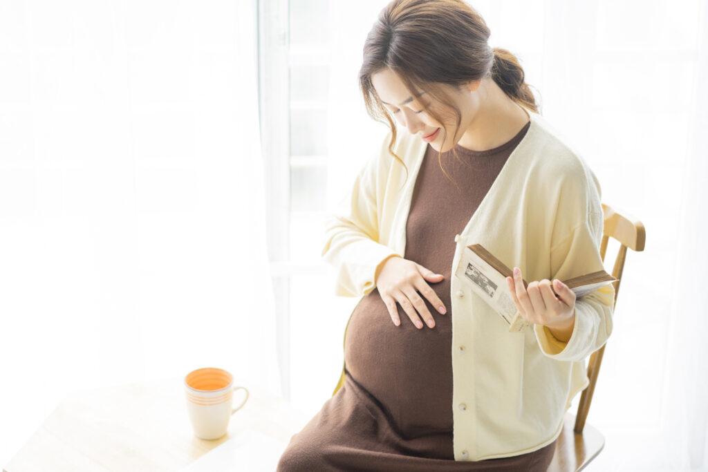 孕婦水腫可透過腿部按摩、雙腳泡熱水、避免久站、適度運動、健康飲食來改善水腫。