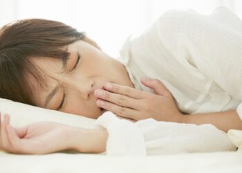 進入秋天，您最近是否也覺得身體重重的、每天沒做甚麼事卻好疲倦、好像都提不起勁的感覺？除此之外可能還伴隨頭暈、頭脹痛、胃口不好、腹瀉、甚至起濕疹，這可能就是「秋乏症候群」所引起的症狀。