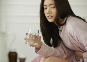 便秘症狀有哪些？便秘不只是無法順暢排便，其實許多排便困擾都是的「便秘警訊」，諸如排便過黏過硬或是上廁所過度用力，都是常見症狀。長期下來更可能影響健康，引發其他疾病。