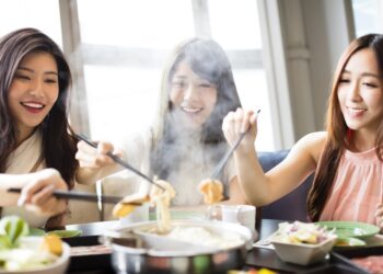 過年期間飲食、作息較不正常的情況很容易導致腸道健康出現問題。腸道為人體最重要的免疫器官，保護我們的免疫系統不遭受攻擊，維持身體的健康平衡！由於腸道菌產物和代謝物與我們互利共生，此時為菌相平衡的情況，若是腸道好菌過少壞菌過多就容易造成腸道菌相失衡的狀況。