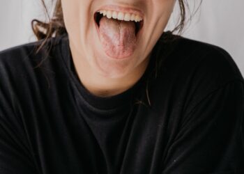 從舌苔看身體狀況！舌苔黃色、灰色或有裂痕都要小心