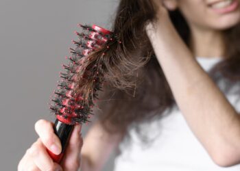 頭髮一直掉的原因有哪些？中醫師帶你了解六大常見的掉髮原因