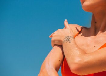 該如何選擇適合的防曬產品？物理性防曬和化學性防曬有何不同？帶你了解兩者優缺點！