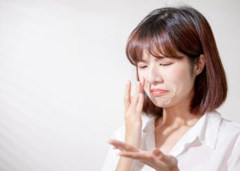 臉很容易出油原因有哪些？過度清潔只會讓臉部出油更嚴重！