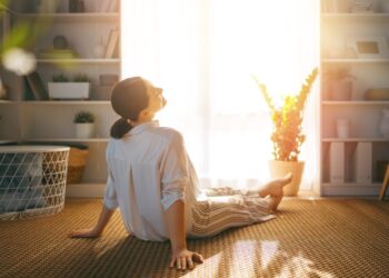 什麼時候需要擦防曬？在室內也需要防曬嗎？中醫師說沒有陽光不等於沒有紫外線！