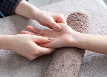 手指穴道按摩改善全身健康！天天按還可以舒緩壓力、幫助排毒