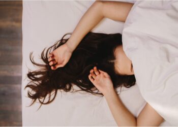 一定要睡滿8小時才健康嗎？身心科醫師分享3大失眠迷思