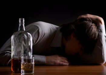 喝酒可以助眠嗎？身心科醫師警告長期喝酒助眠恐越喝越糟！