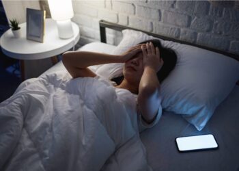 想睡卻睡不著？睡前別滑手機！分享5大解決失眠方法