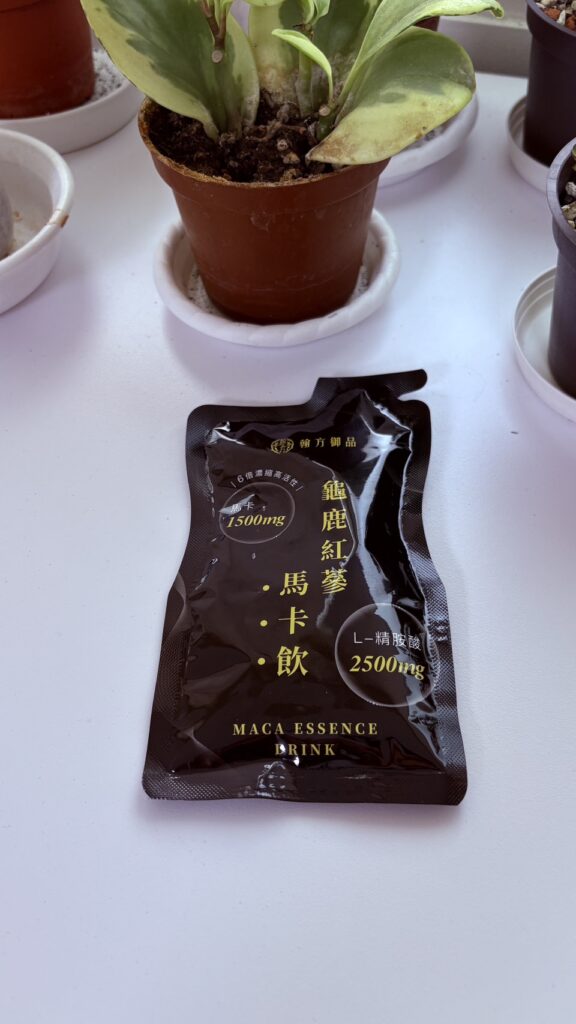 翰方御品的馬卡實際喝起來有點像紅牛的能量飲料,稍微帶一點點的人蔘味(因為有添加紅蔘),不會苦也不會過甜。