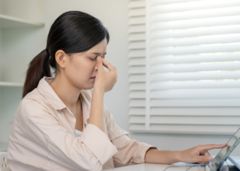 數位疲勞是什麼？眼睛乾、腦霧、心累都是警訊！林宇承中醫師解析原因與改善方法